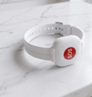 Pulsera VitalSOS sobre una mesa