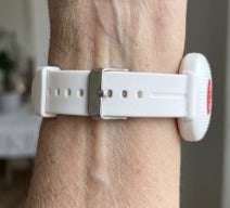 Pulsera VitalSOS en la muñeca